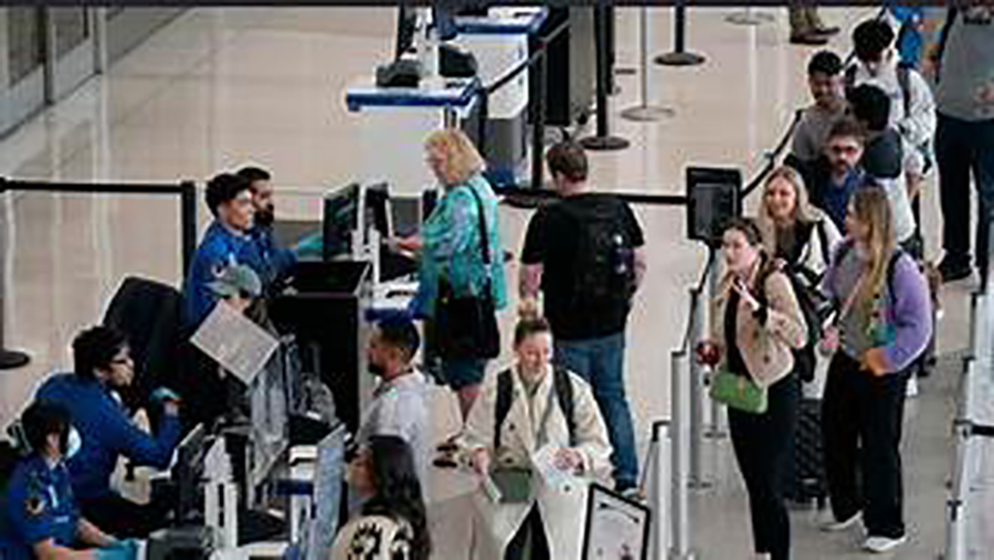 Según ChatGPT, son 3 aeropuertos de EE.UU. en donde más situaciones de este tipo se registran con las green cards debido a sus altos flujos migratorios